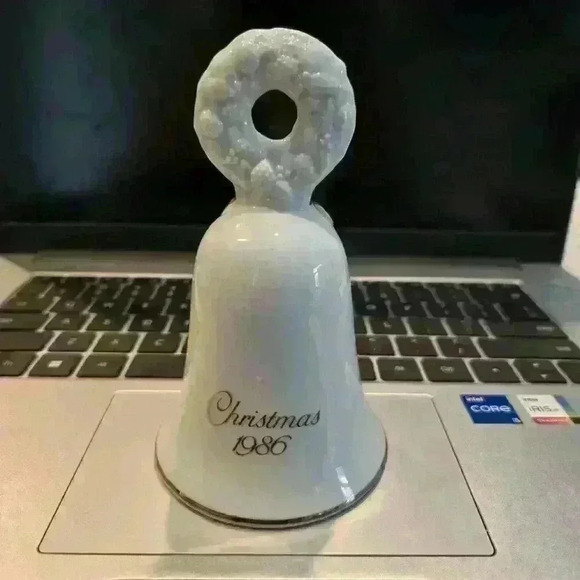 Avon Christmas Bell Vintage 1986 5" High Boy and Girl Ice Skating - Picture 2 of 5